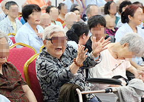 八一献礼：田园草根文艺演出队为上海金城护理院的老人们带来