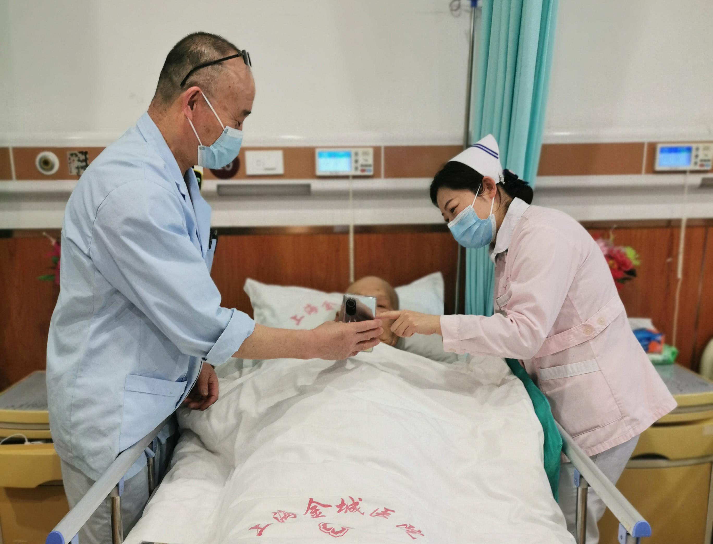 “我在这安好，你们放心吧” ——上海金城护理院封闭管理期间服务显温情