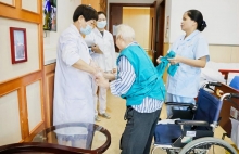 打破“亲力亲为”执念：上海金城护理院，让孝心精准抵达老人需求