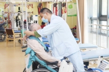 上海金城护理院采用医养结合护理模式帮助骨折老人重回社会
