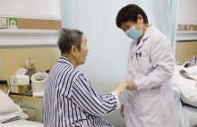 髋关节骨折老人 上海金城护理院专注康复护理，努力帮助髋关节骨折老人重新站立