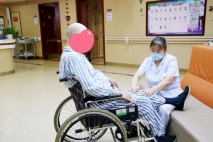 阿尔茨海默照护实录：那些藏在深夜的崩溃，不该让家属独自扛