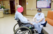 阿尔茨海默照护实录：那些藏在深夜的崩溃，不该让家属独自扛