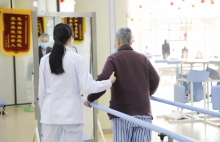 上海金城护理院 | 失能老人骨质疏松护理指南——为脆弱身躯筑牢健康防线