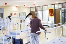 警惕！上海金城护理院：老人跌倒并非 “意外”，这些潜在风险需警惕