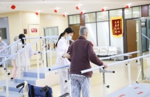 警惕！上海金城护理院：老人跌倒并非 “意外”，这些潜在风险需警惕
