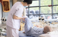 《上海市养老服务条例》明确指出，关爱失能老人的护理 ，上海金城护理院积极响应号召