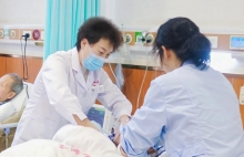 卧床偏瘫老人照护难题怎么破？上海金城护理院医养结合康复护理，一站式解决吞咽、压疮、肢体萎缩多重困扰